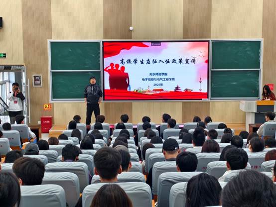 一群人正在听演讲 AI 生成的内容可能不正确。