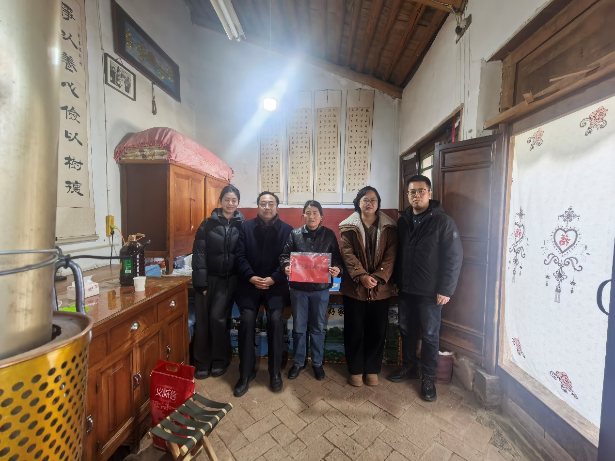 一群人站在室内AI 生成的内容可能不正确。