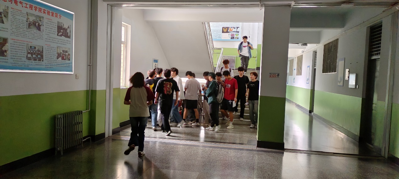 图片包含 室内, 站, 一群, 走AI 生成的内容可能不正确。