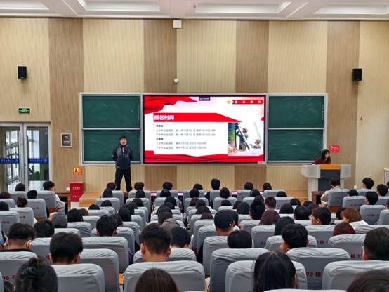 礼堂里有许多人 AI 生成的内容可能不正确。