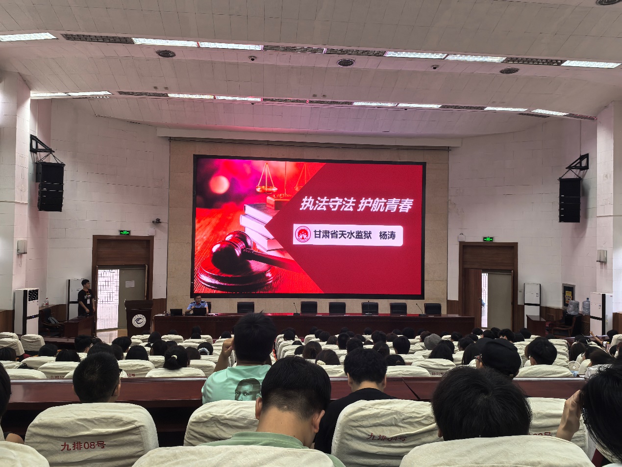 会议室里的人们AI 生成的内容可能不正确。